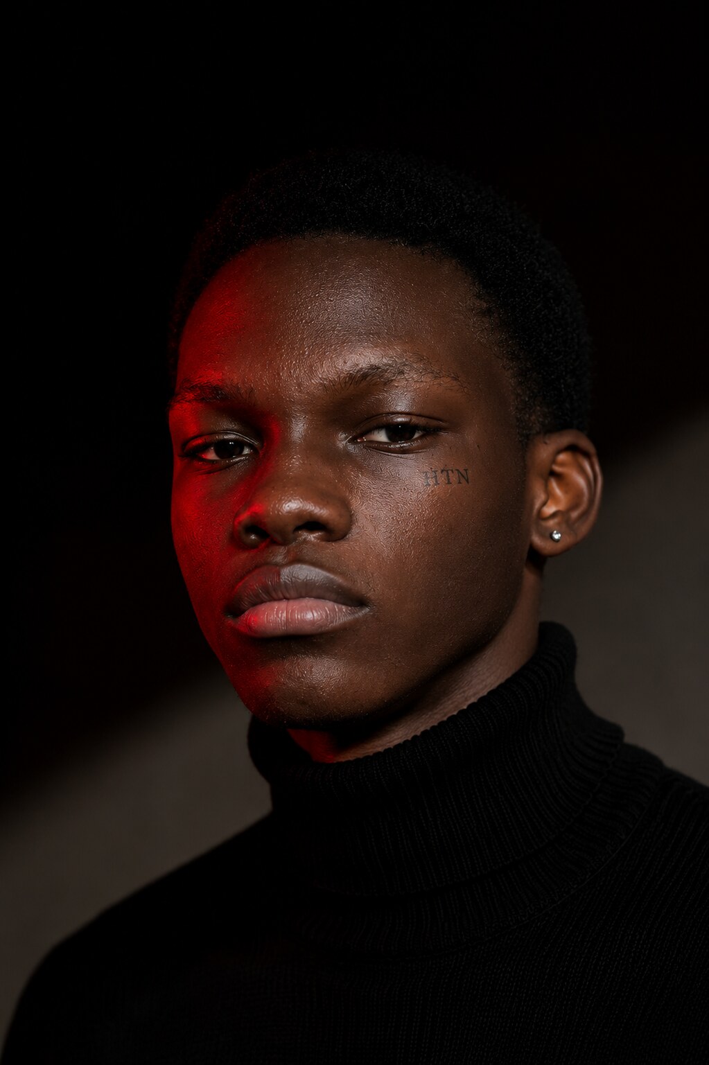 Portrait professionnel de Trésor HONTONNOU, développeur web béninois connu sous le nom Tresor562